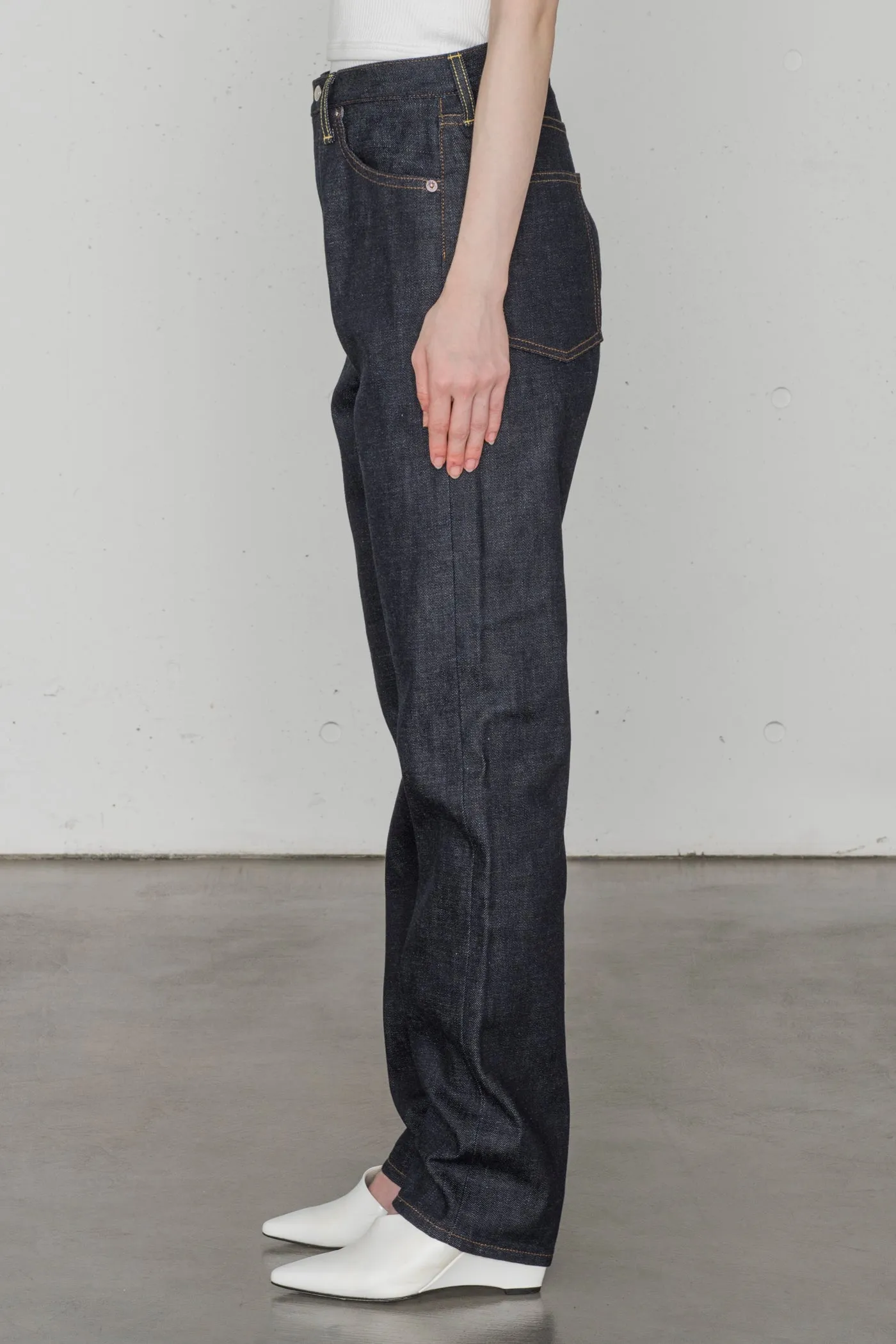 CLASSIC STRAIGHT JEANS