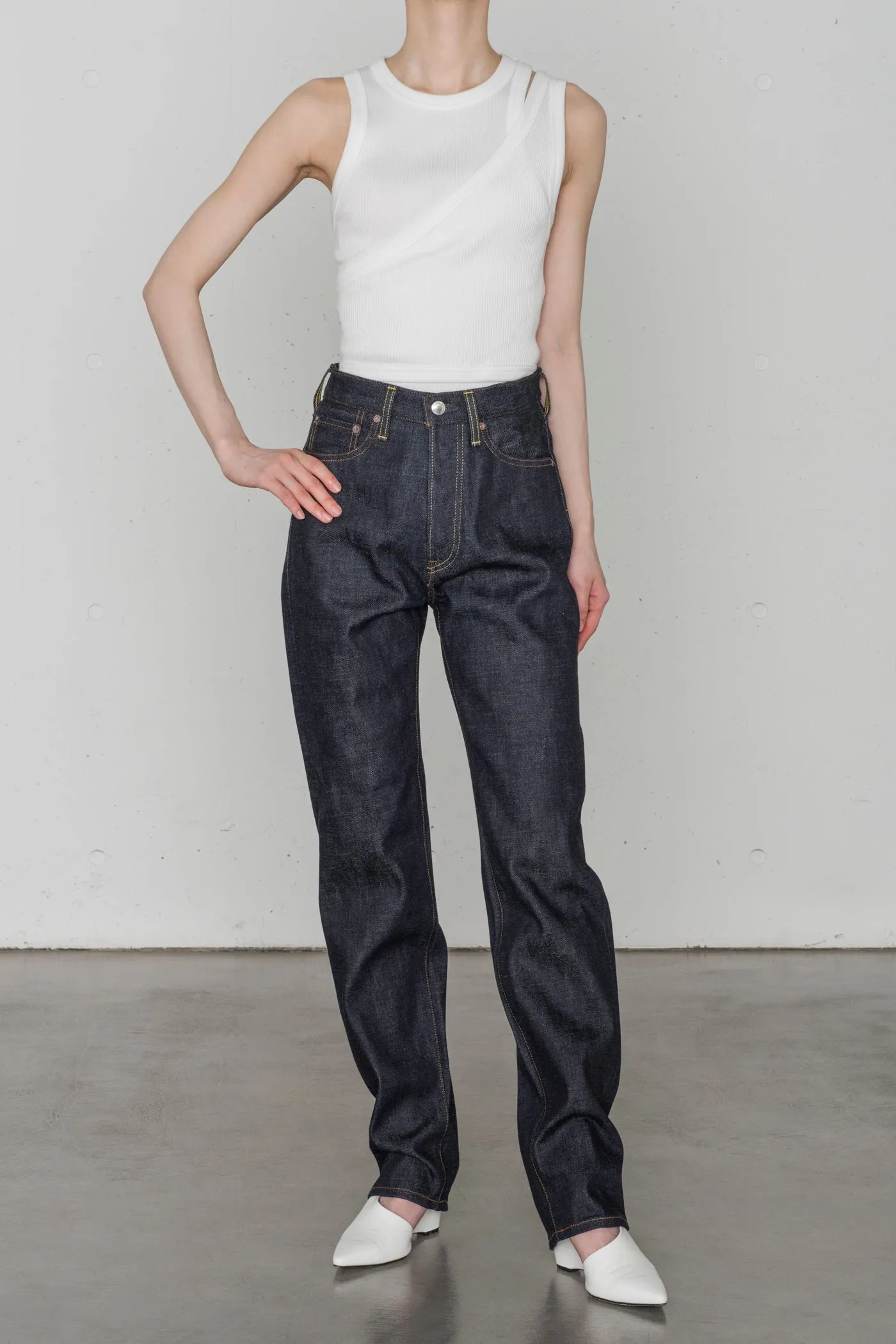 CLASSIC STRAIGHT JEANS
