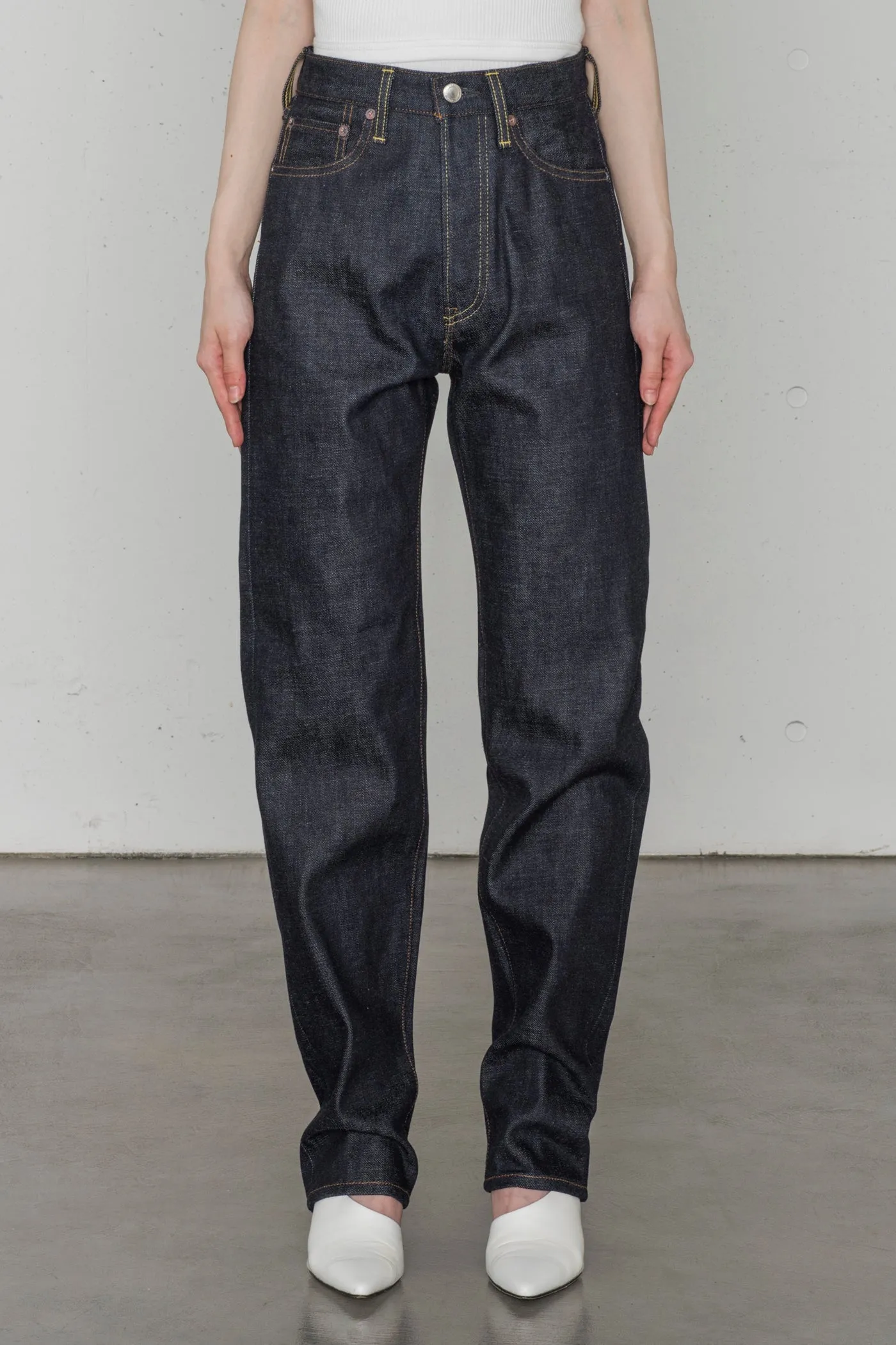 CLASSIC STRAIGHT JEANS