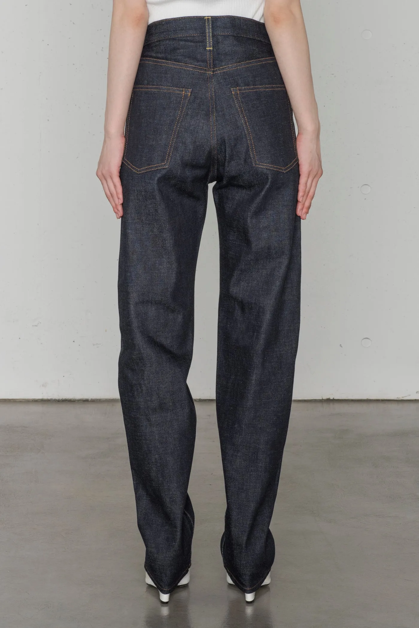 CLASSIC STRAIGHT JEANS