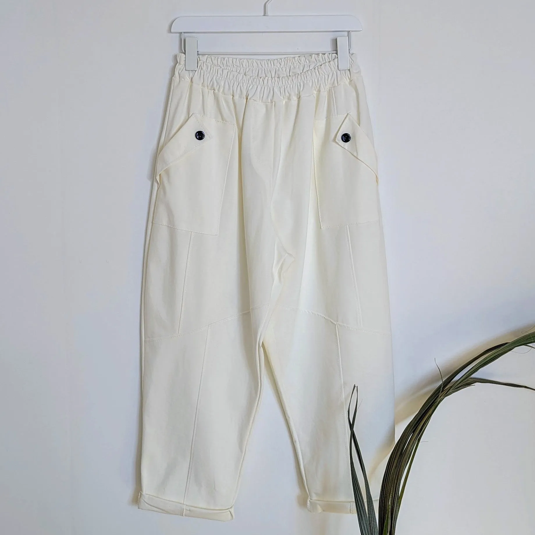 Cotton mix slightly stretch relaxed fix trousers with panel stitching and pockets