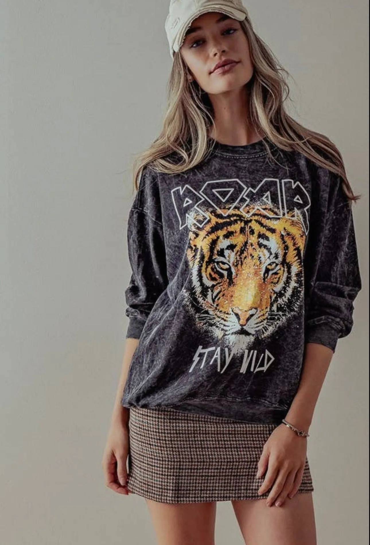 STAY WILD TIGER SWEATSHIRT